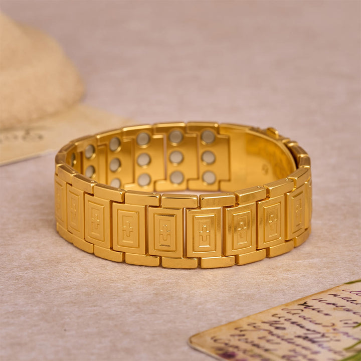 Christianartworkshop Gliederarmband im Uhrenarmband-Stil mit vertieftem, geprägtem Kreuz auf jedem rechteckigen Glied - Golden - image 4