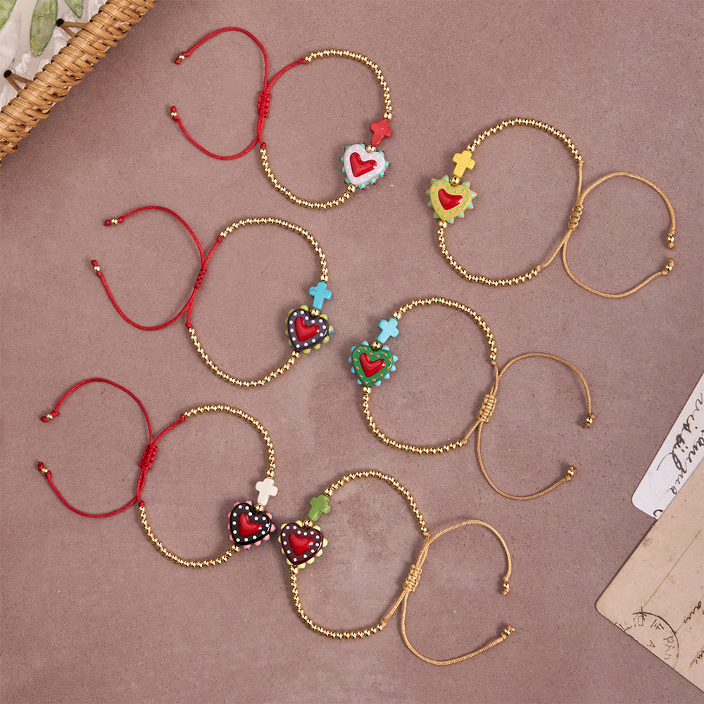 Christianartworkshop Armband im Cartoon-Stil mit handverziertem Herz-Jesu-Motiv und kleinem Kreuz, verziert mit goldenen Perlen und verstellbarer Kordel - image 1
