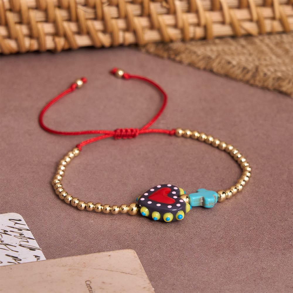Christianartworkshop Armband im Cartoon-Stil mit handverziertem Herz-Jesu-Motiv und kleinem Kreuz, verziert mit goldenen Perlen und verstellbarer Kordel - image 7