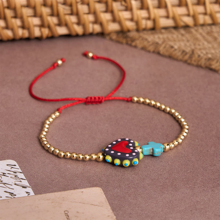 Christianartworkshop Armband im Cartoon-Stil mit handverziertem Herz-Jesu-Motiv und kleinem Kreuz, verziert mit goldenen Perlen und verstellbarer Kordel - image 7