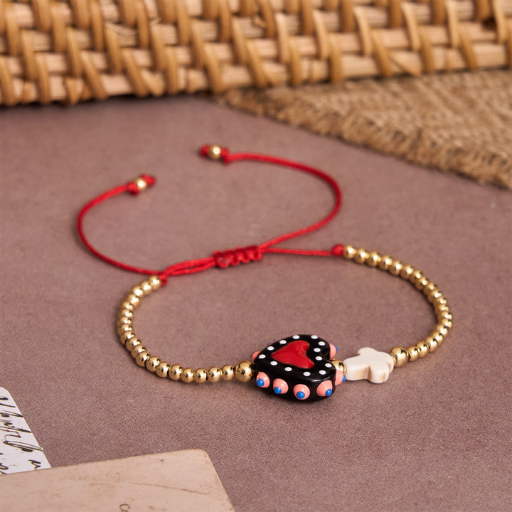 Christianartworkshop Armband im Cartoon-Stil mit handverziertem Herz-Jesu-Motiv und kleinem Kreuz, verziert mit goldenen Perlen und verstellbarer Kordel - image 3