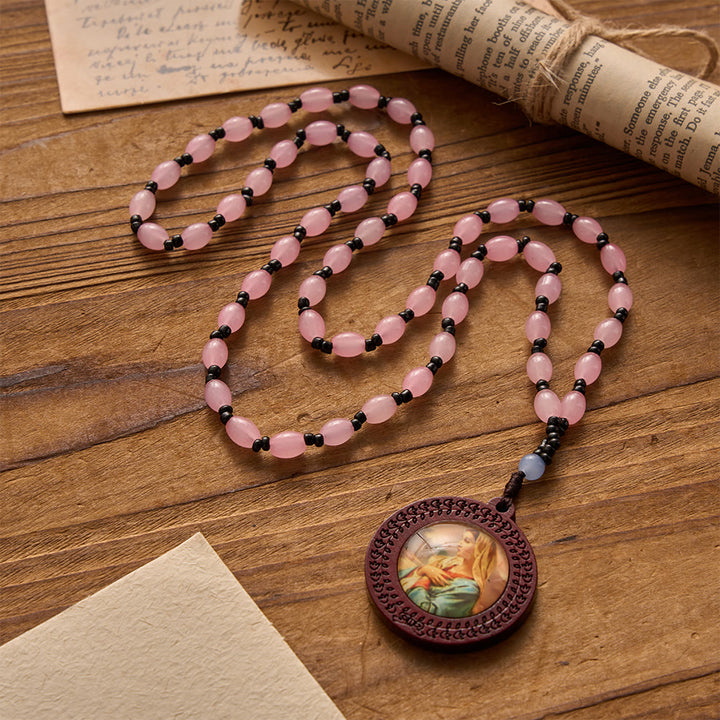 Christianartworkshop Geschnitzter Holzrahmen mit Marienporträt als Anhänger und unregelmäßige Edelsteinperlenkette - Pink B - image 2