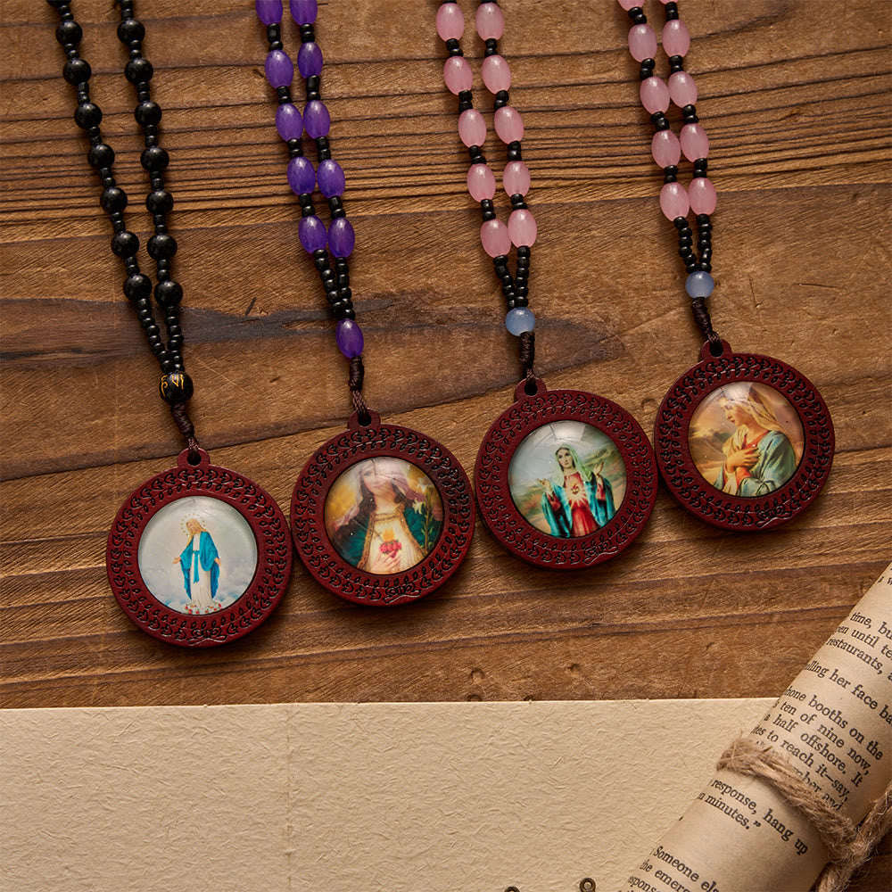 Christianartworkshop Geschnitzter Holzrahmen mit Marienporträt als Anhänger und unregelmäßige Edelsteinperlenkette - image 0