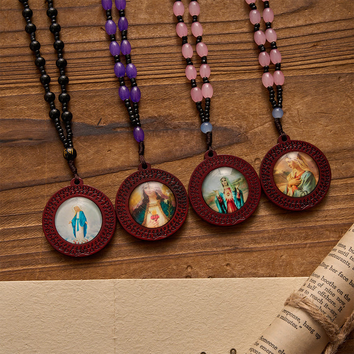 Christianartworkshop Geschnitzter Holzrahmen mit Marienporträt als Anhänger und unregelmäßige Edelsteinperlenkette - image 0