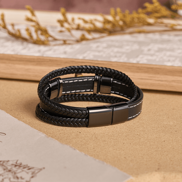 Christianartworkshop Doppelt geflochtenes Lederarmband mit poliertem Steinkreuz und zwei seitlichen Metallperlen - image 3