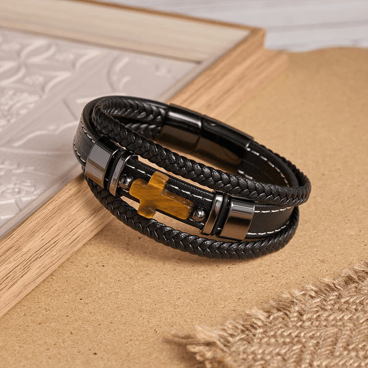 Christianartworkshop Doppelt geflochtenes Lederarmband mit poliertem Steinkreuz und zwei seitlichen Metallperlen - image 2