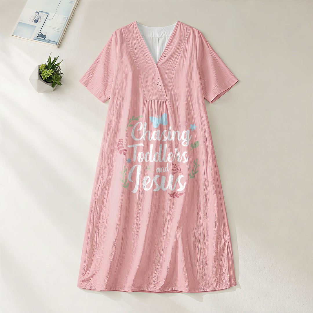 Christianartworkshop Kleid mit Blumen- und Schmetterlingsmuster, V-Ausschnitt und kurzen Ärmeln, Midi-Länge, „Chasing Toddlers and Jesus“ - Rosa - 4XL - image 10