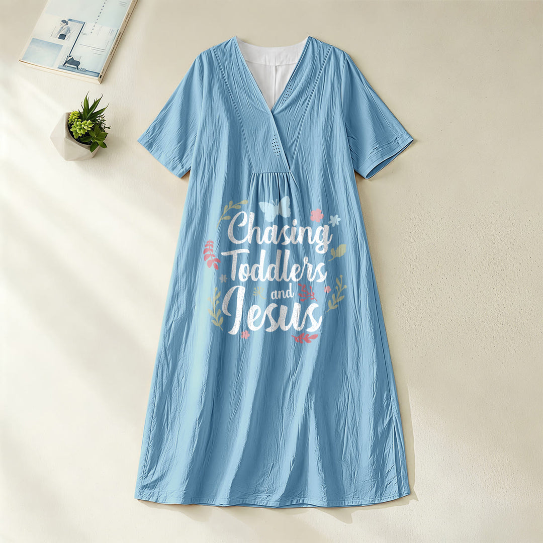 Christianartworkshop Kleid mit Blumen- und Schmetterlingsmuster, V-Ausschnitt und kurzen Ärmeln, Midi-Länge, „Chasing Toddlers and Jesus“ - Blau - 4XL - image 4