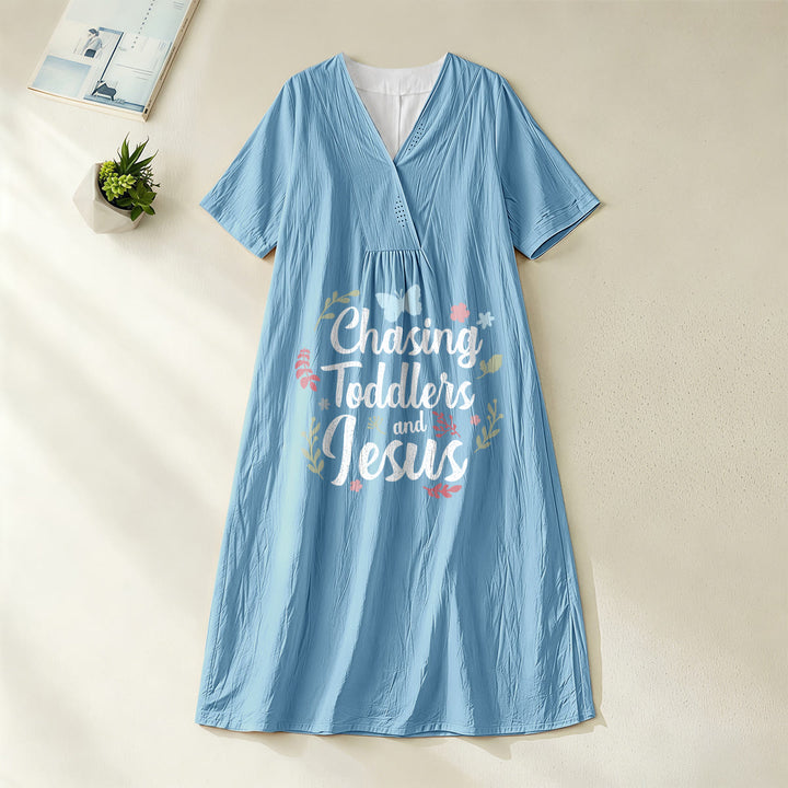 Christianartworkshop Kleid mit Blumen- und Schmetterlingsmuster, V-Ausschnitt und kurzen Ärmeln, Midi-Länge, „Chasing Toddlers and Jesus“ - Blau - 4XL - image 4