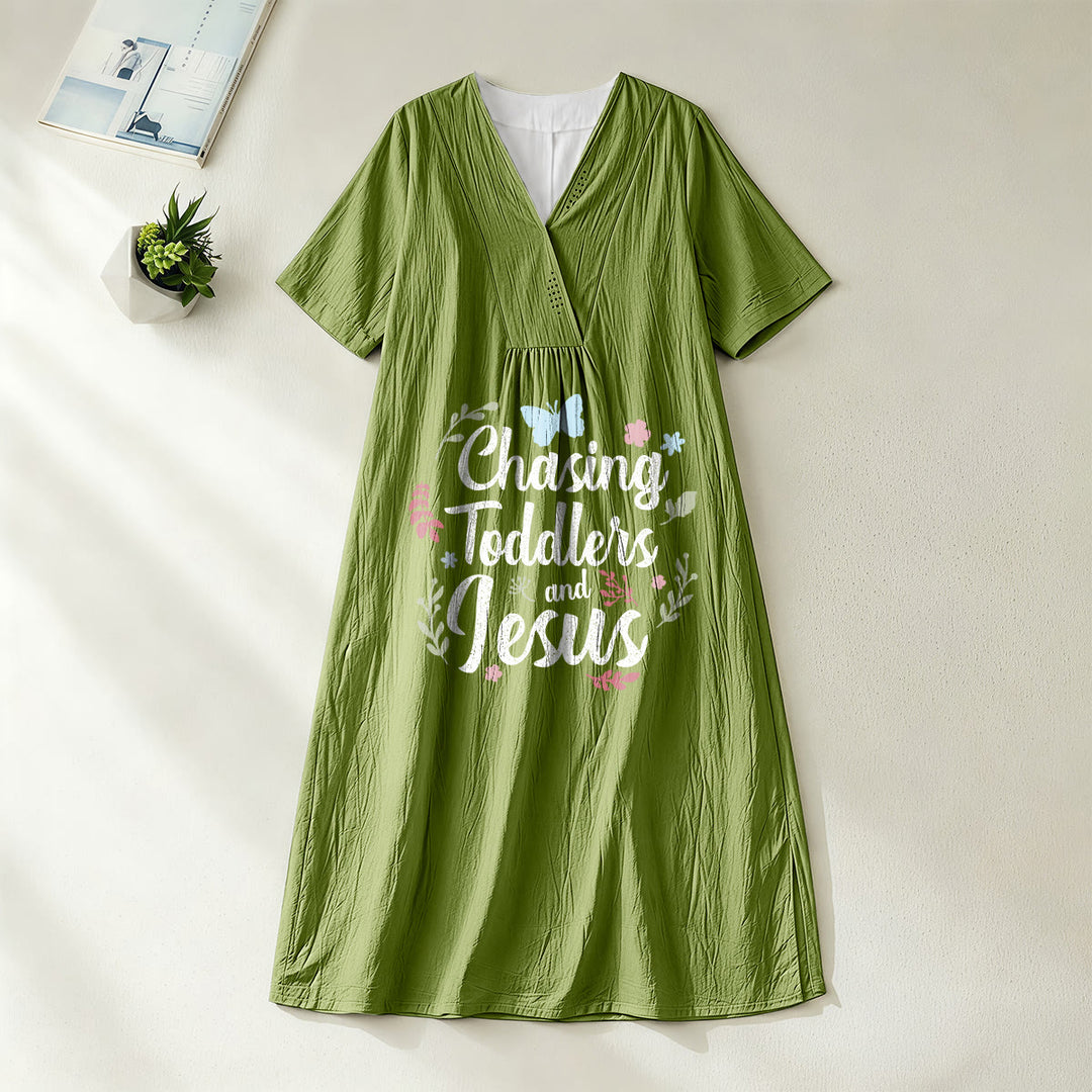 Christianartworkshop Kleid mit Blumen- und Schmetterlingsmuster, V-Ausschnitt und kurzen Ärmeln, Midi-Länge, „Chasing Toddlers and Jesus“ - Olivgrün - 4XL - image 6