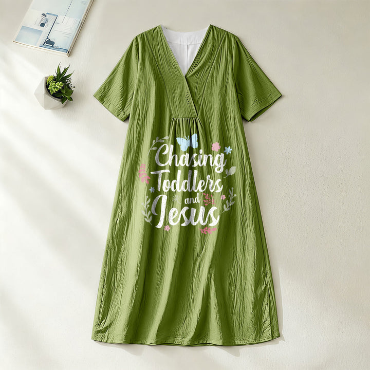 Christianartworkshop Kleid mit Blumen- und Schmetterlingsmuster, V-Ausschnitt und kurzen Ärmeln, Midi-Länge, „Chasing Toddlers and Jesus“ - Olivgrün - 4XL - image 6