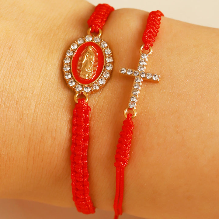 Christianartworkshop Set aus zwei geflochtenen Kordeln mit Zirkon-besetztem Kreuz und Strass-Halo sowie der Medaille „Unsere Liebe Frau“ - Rot - image 2