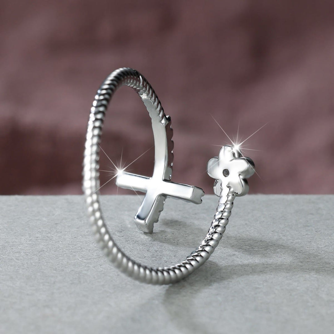 Christianartworkshop Offener Manschettenring mit Zirkonkreuz im Pavé-Stil und Zirkonblumen-Akzent: Ein Symbol zarter Anmut und unerschütterlichen heiligen Glaubens - image 5