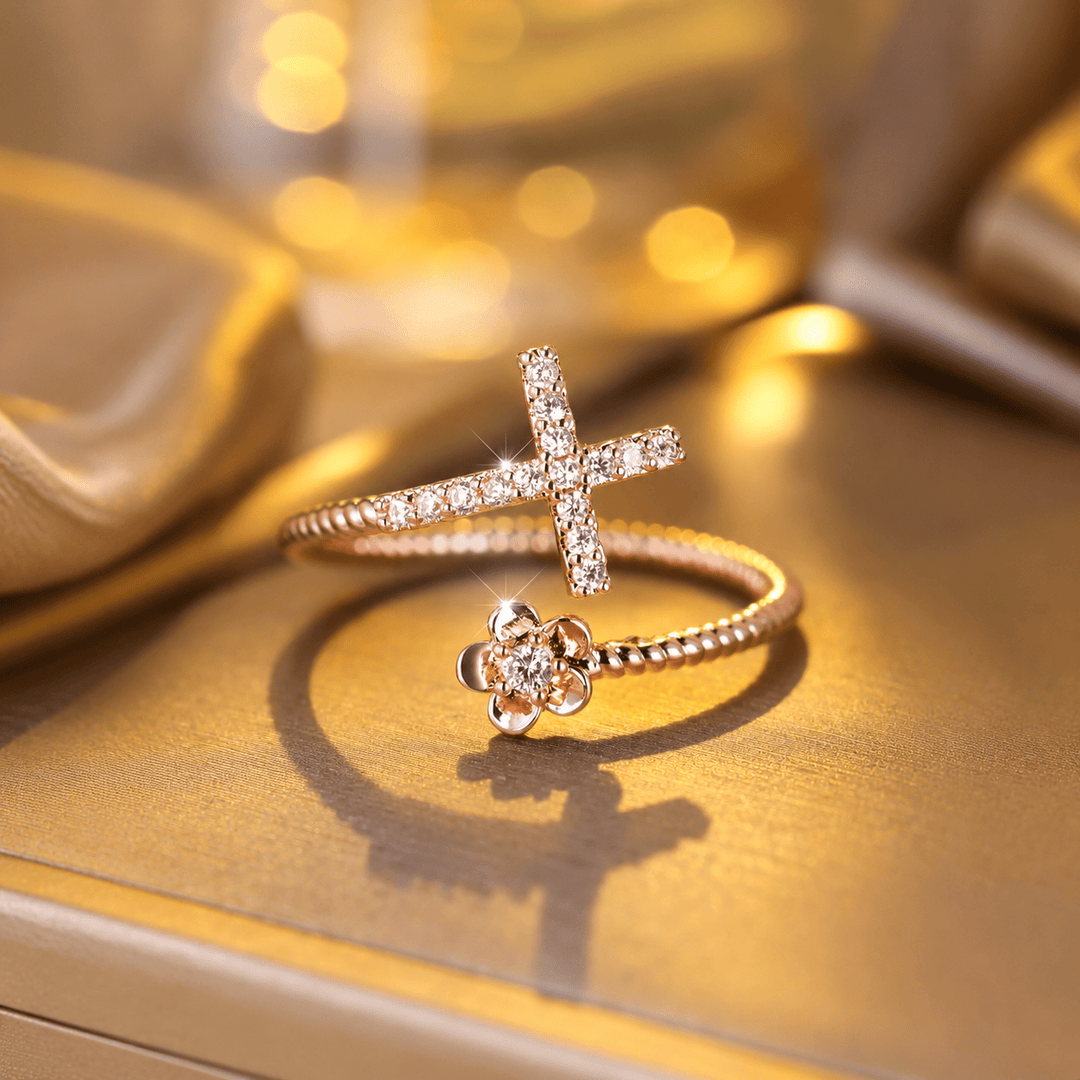 Christianartworkshop Offener Manschettenring mit Zirkonkreuz im Pavé-Stil und Zirkonblumen-Akzent: Ein Symbol zarter Anmut und unerschütterlichen heiligen Glaubens - Roségold (Geeignet für US-Größe 5-9) - image 0