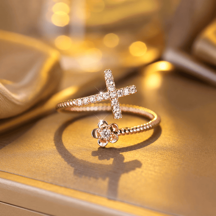 Christianartworkshop Offener Manschettenring mit Zirkonkreuz im Pavé-Stil und Zirkonblumen-Akzent: Ein Symbol zarter Anmut und unerschütterlichen heiligen Glaubens - Roségold (Geeignet für US-Größe 5-9) - image 0
