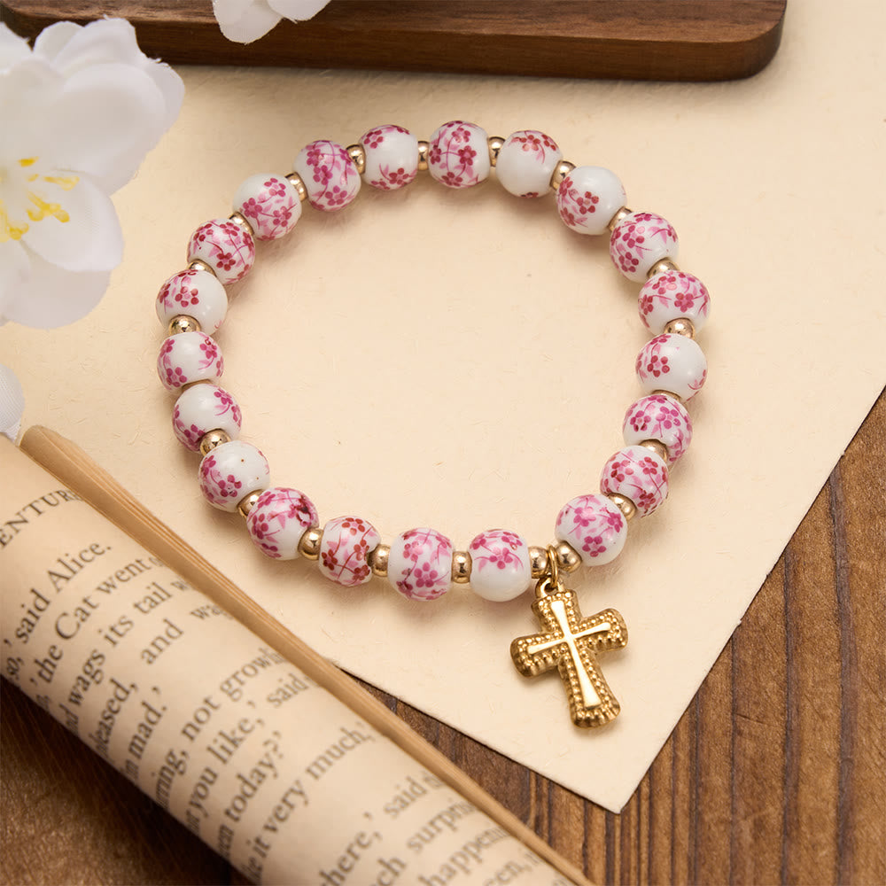 Christianartworkshop Elastisches Armband mit vier floralen Keramikperlen und goldfarbenem Kreuzanhänger: Ein Symbol sanfter himmlischer Gnade - Rosa - image 3