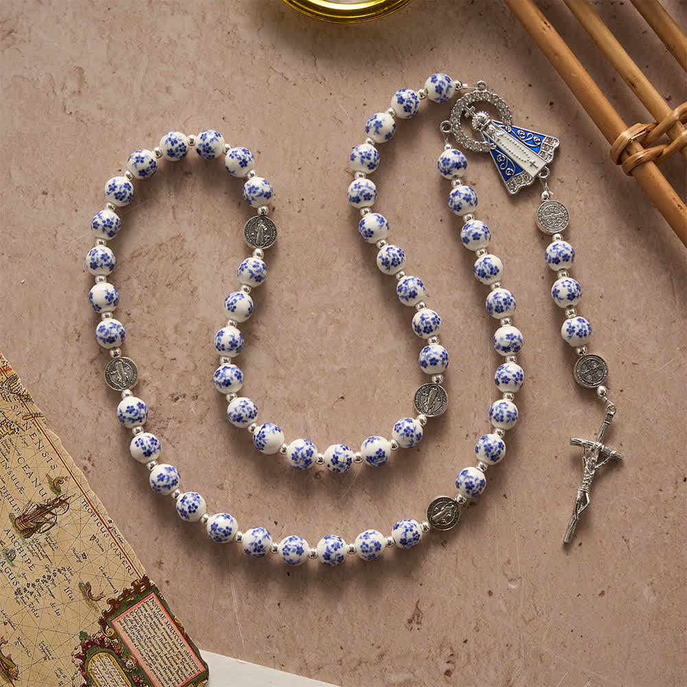 Christianartworkshop Blau-weißer Rosenkranz aus Keramik mit Blumenmuster, Benediktmedaillen und Marienverzierungen - image 6