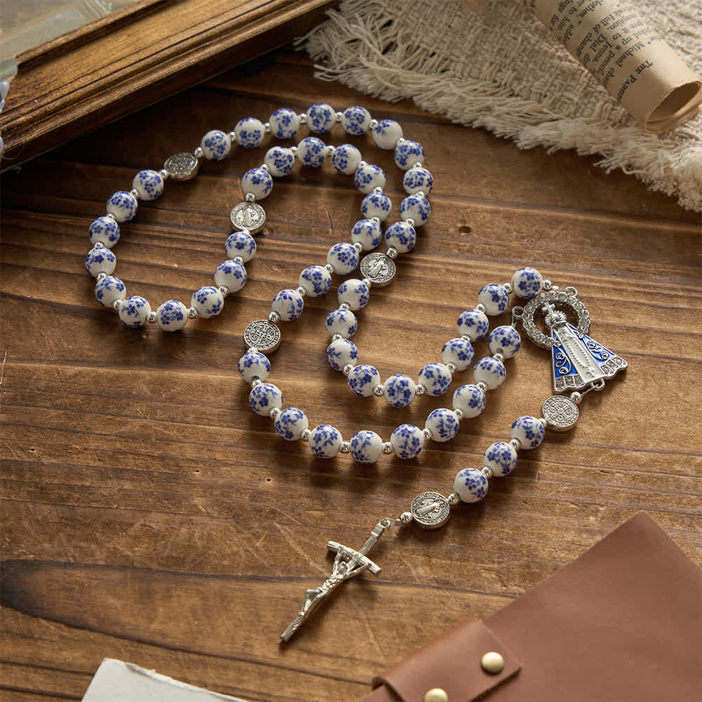Christianartworkshop Blau-weißer Rosenkranz aus Keramik mit Blumenmuster, Benediktmedaillen und Marienverzierungen - Unsere Liebe Frau und das Kruzifix - Stil A - image 0