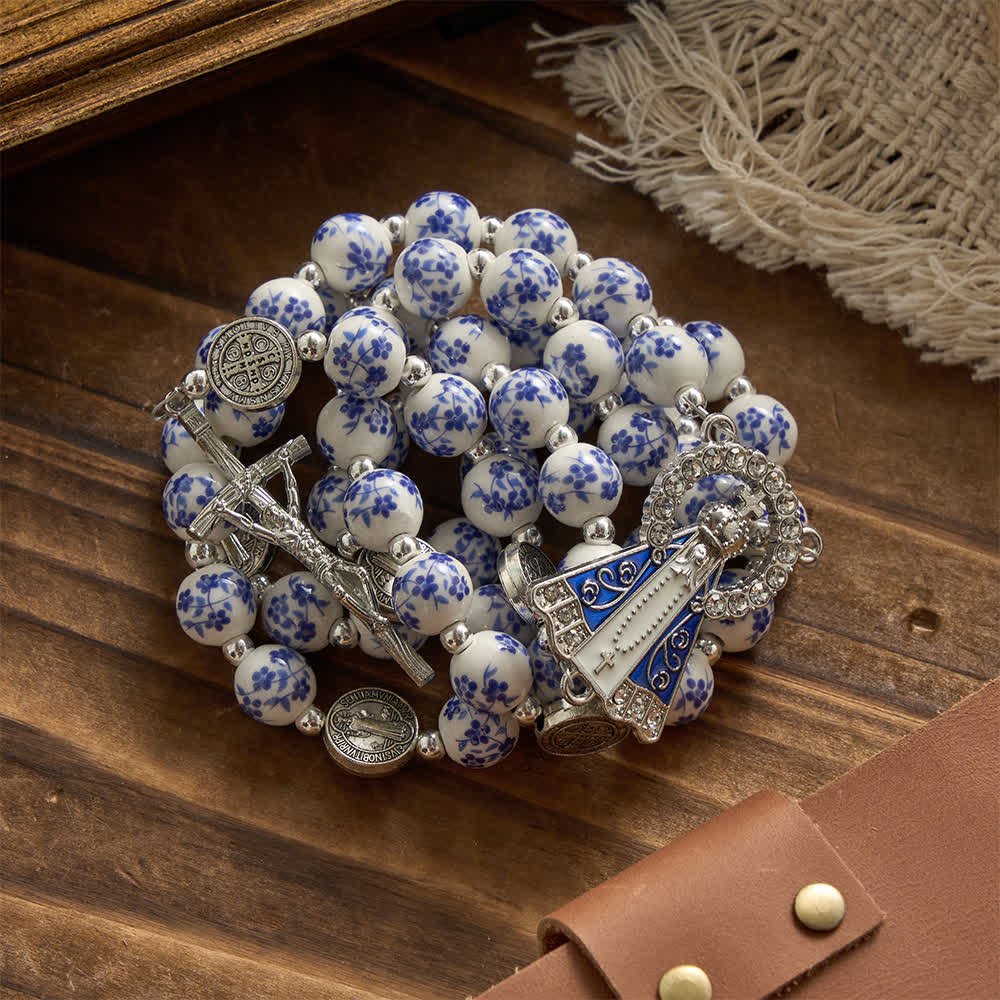 Christianartworkshop Blau-weißer Rosenkranz aus Keramik mit Blumenmuster, Benediktmedaillen und Marienverzierungen - image 5