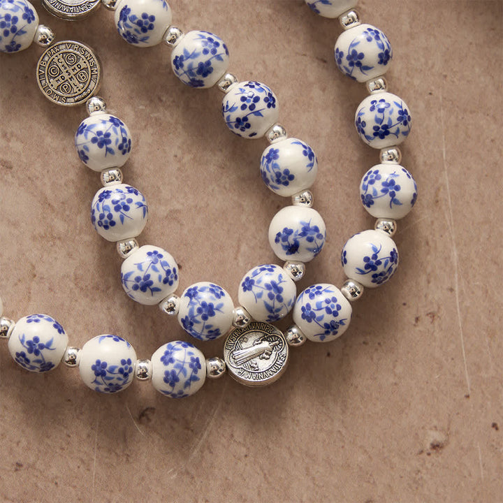 Christianartworkshop Blau-weißer Rosenkranz aus Keramik mit Blumenmuster, Benediktmedaillen und Marienverzierungen - image 9