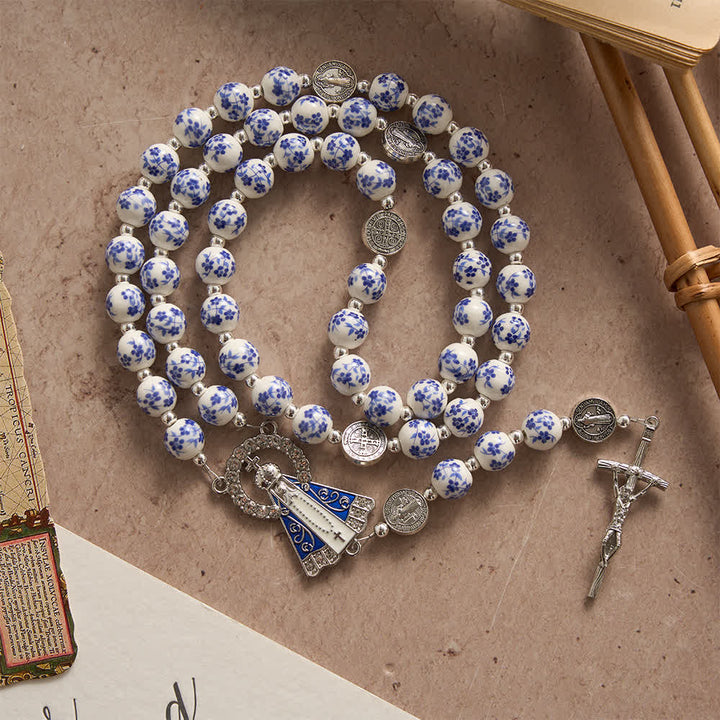 Christianartworkshop Blau-weißer Rosenkranz aus Keramik mit Blumenmuster, Benediktmedaillen und Marienverzierungen - image 4