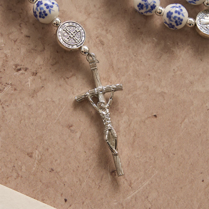 Christianartworkshop Blau-weißer Rosenkranz aus Keramik mit Blumenmuster, Benediktmedaillen und Marienverzierungen - image 7