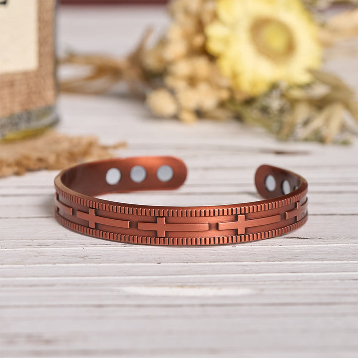 Christianartworkshop Verstellbares offenes Kupferarmband mit geprägtem, mehrreihigem Kreuzmotiv und innenliegenden Magneten - image 3
