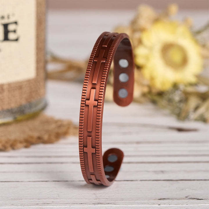 Christianartworkshop Verstellbares offenes Kupferarmband mit geprägtem, mehrreihigem Kreuzmotiv und innenliegenden Magneten - image 4