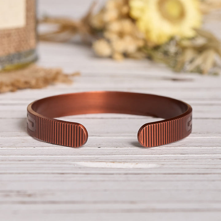 Christianartworkshop Verstellbares offenes Kupferarmband mit geprägtem, mehrreihigem Kreuzmotiv und innenliegenden Magneten - image 5