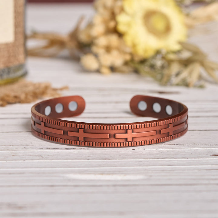 Christianartworkshop Verstellbares offenes Kupferarmband mit geprägtem, mehrreihigem Kreuzmotiv und innenliegenden Magneten - image 2