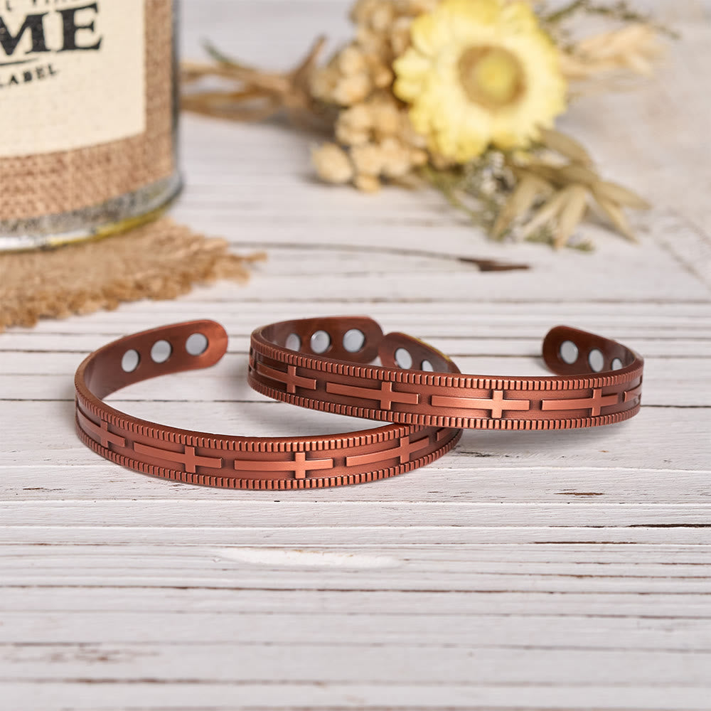 Christianartworkshop Verstellbares offenes Kupferarmband mit geprägtem, mehrreihigem Kreuzmotiv und innenliegenden Magneten - image 1