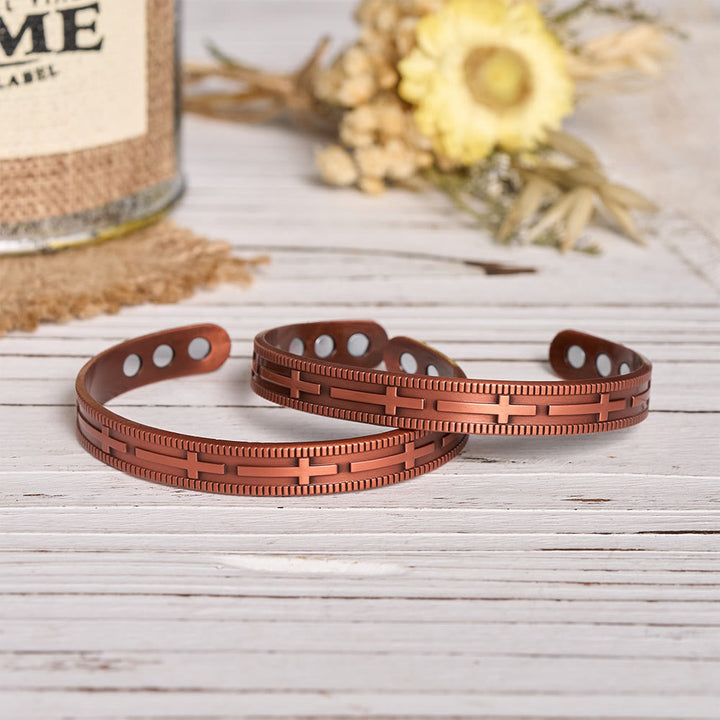 Christianartworkshop Verstellbares offenes Kupferarmband mit geprägtem, mehrreihigem Kreuzmotiv und innenliegenden Magneten - image 1