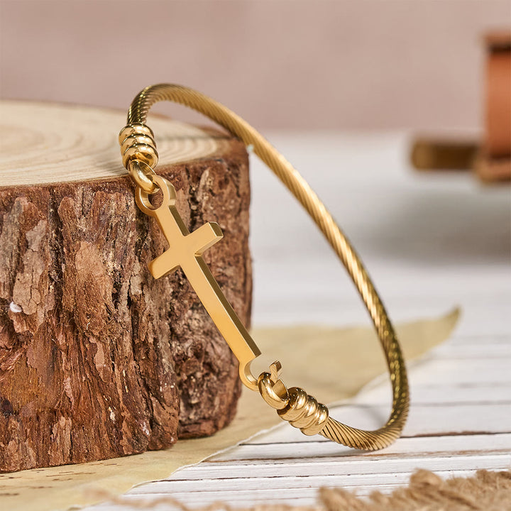 Christianartworkshop Armreif aus gedrehtem Kabel mit poliertem Kreuzverschluss: Ein Symbol der heiligen, erlösenden Gnade - Golden - image 0