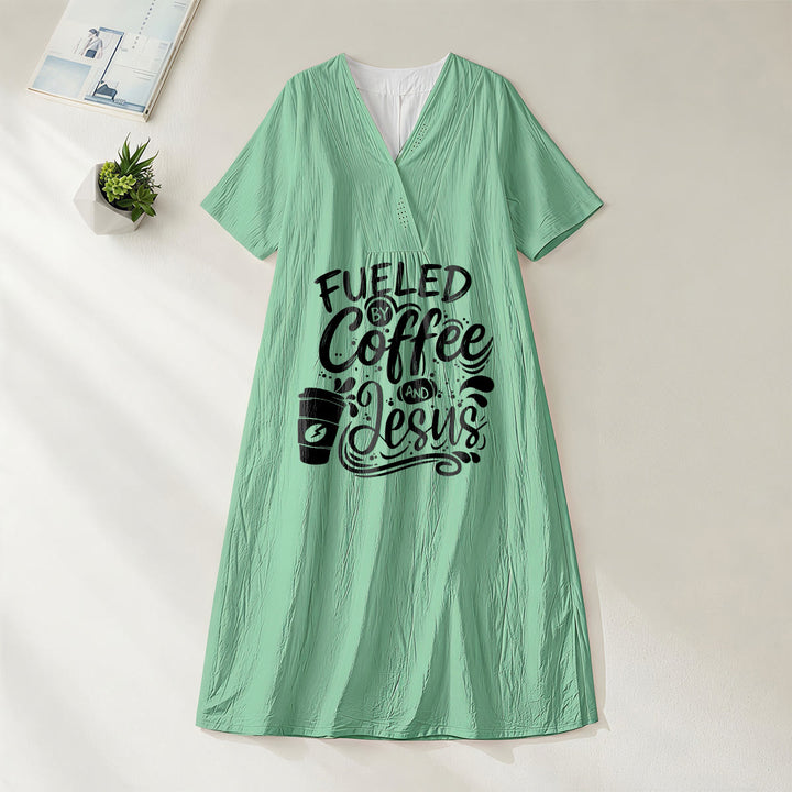Christianartworkshop „Angetrieben von Kaffee und Jesus“ Kalligrafie- und Kaffeetassen-Print V-Ausschnitt Kurzarm-Midikleid - Grün - 4XL - image 4