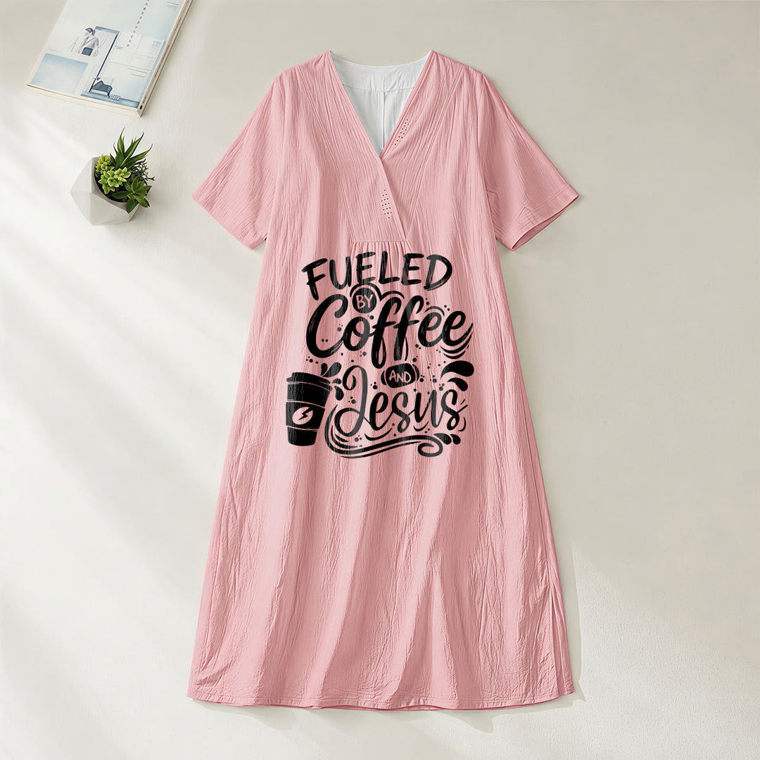 Christianartworkshop „Angetrieben von Kaffee und Jesus“ Kalligrafie- und Kaffeetassen-Print V-Ausschnitt Kurzarm-Midikleid - Rosa - 4XL - image 16