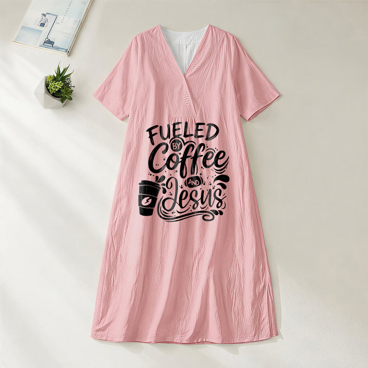 Christianartworkshop „Angetrieben von Kaffee und Jesus“ Kalligrafie- und Kaffeetassen-Print V-Ausschnitt Kurzarm-Midikleid - Rosa - 4XL - image 16
