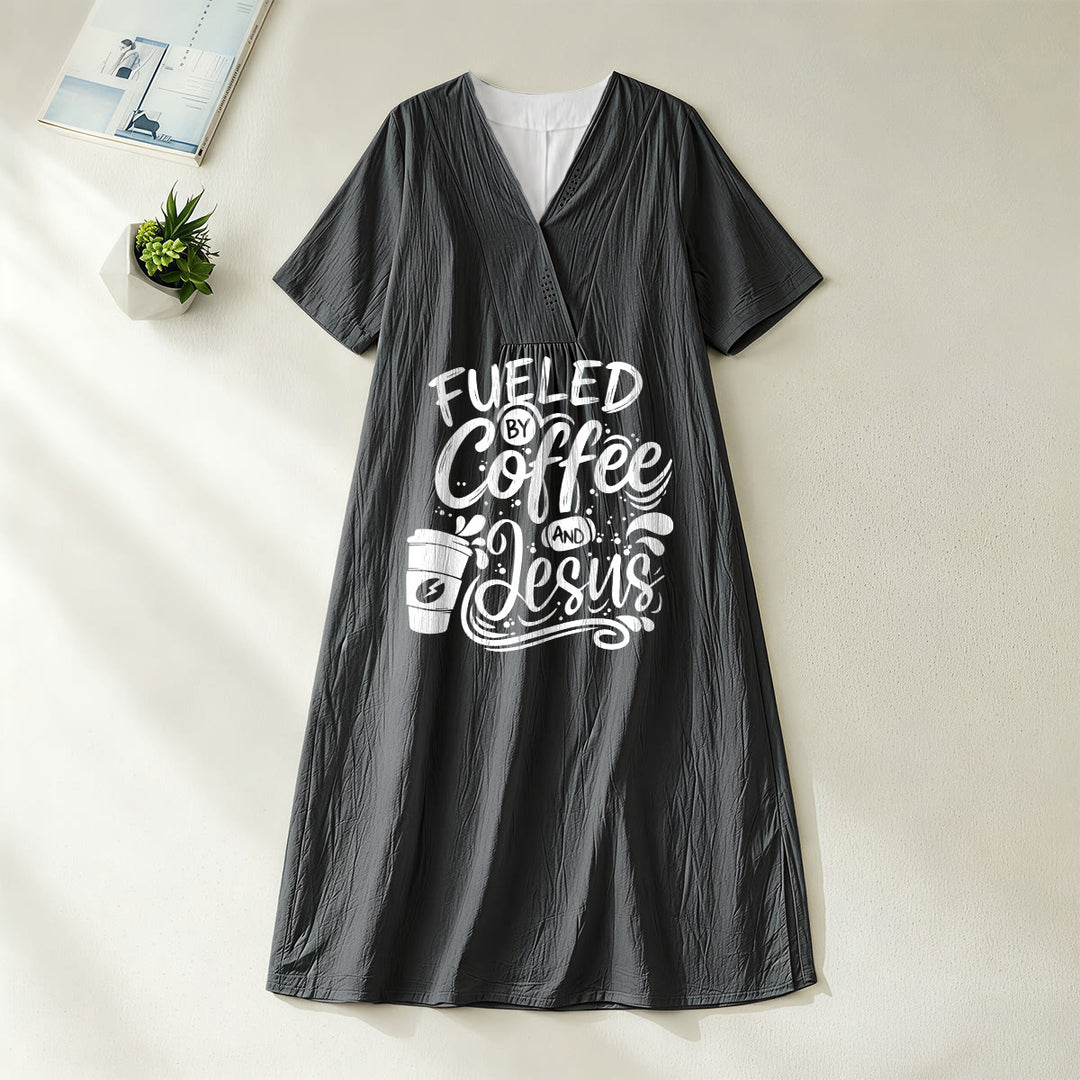 Christianartworkshop „Angetrieben von Kaffee und Jesus“ Kalligrafie- und Kaffeetassen-Print V-Ausschnitt Kurzarm-Midikleid - Schwarz - 4XL - image 20