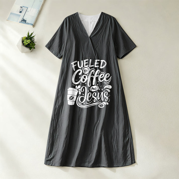 Christianartworkshop „Angetrieben von Kaffee und Jesus“ Kalligrafie- und Kaffeetassen-Print V-Ausschnitt Kurzarm-Midikleid - Schwarz - 4XL - image 20