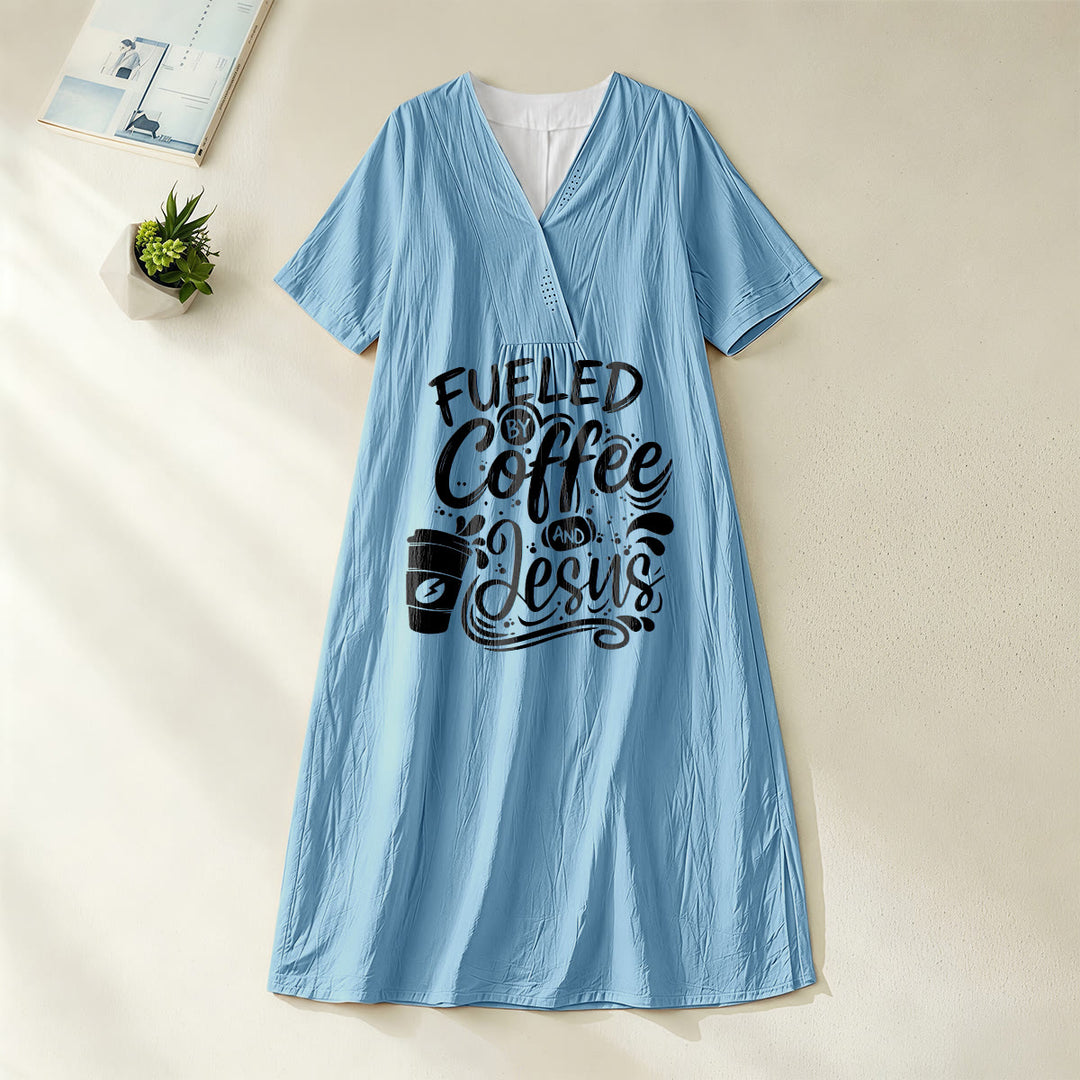 Christianartworkshop „Angetrieben von Kaffee und Jesus“ Kalligrafie- und Kaffeetassen-Print V-Ausschnitt Kurzarm-Midikleid - Blau - 4XL - image 8