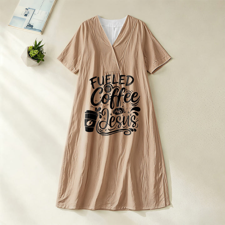 Christianartworkshop „Angetrieben von Kaffee und Jesus“ Kalligrafie- und Kaffeetassen-Print V-Ausschnitt Kurzarm-Midikleid - Khaki - 4XL - image 0