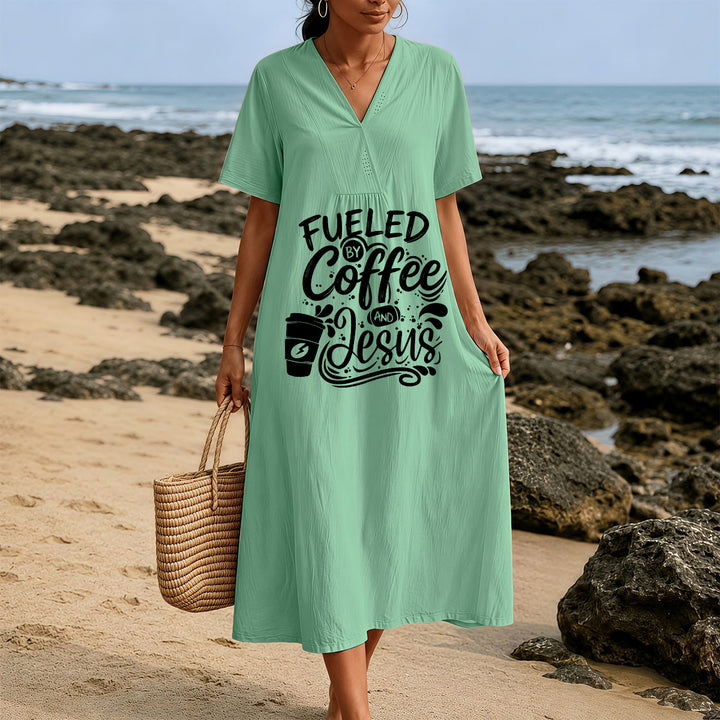 Christianartworkshop „Angetrieben von Kaffee und Jesus“ Kalligrafie- und Kaffeetassen-Print V-Ausschnitt Kurzarm-Midikleid - image 5