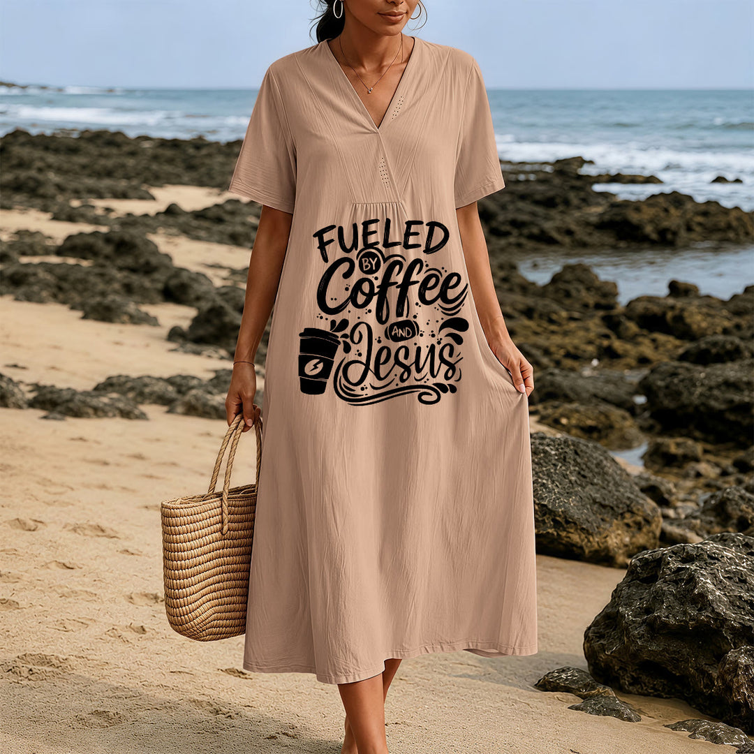 Christianartworkshop „Angetrieben von Kaffee und Jesus“ Kalligrafie- und Kaffeetassen-Print V-Ausschnitt Kurzarm-Midikleid - image 1