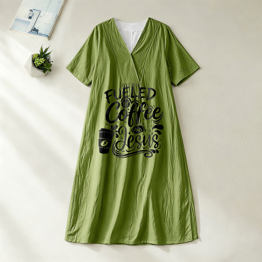 Christianartworkshop „Angetrieben von Kaffee und Jesus“ Kalligrafie- und Kaffeetassen-Print V-Ausschnitt Kurzarm-Midikleid - Olivgrün - 4XL - image 12