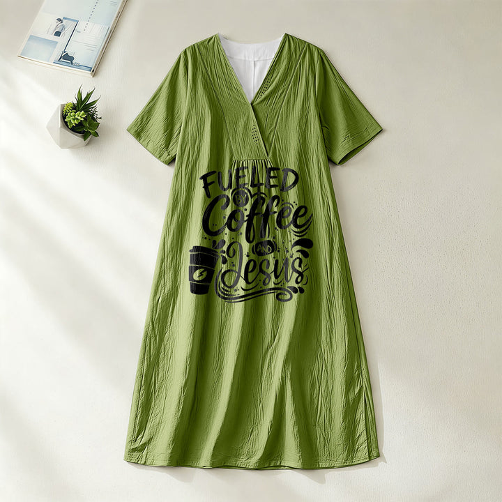 Christianartworkshop „Angetrieben von Kaffee und Jesus“ Kalligrafie- und Kaffeetassen-Print V-Ausschnitt Kurzarm-Midikleid - Olivgrün - 4XL - image 12