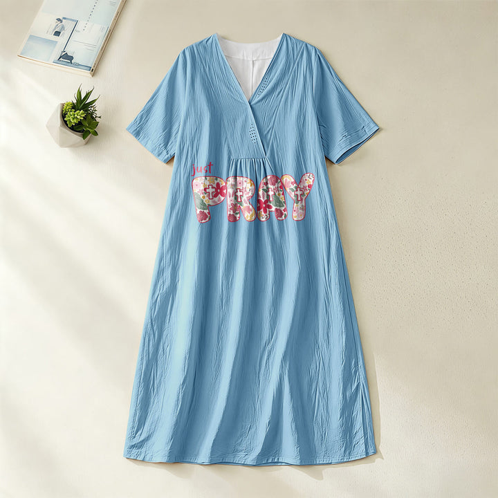 Christianartworkshop Midikleid mit Blumen- und Kreuzmuster „Just Pray“ – Statement-Kleid mit V-Ausschnitt und kurzen Ärmeln - Blau - 4XL - image 4