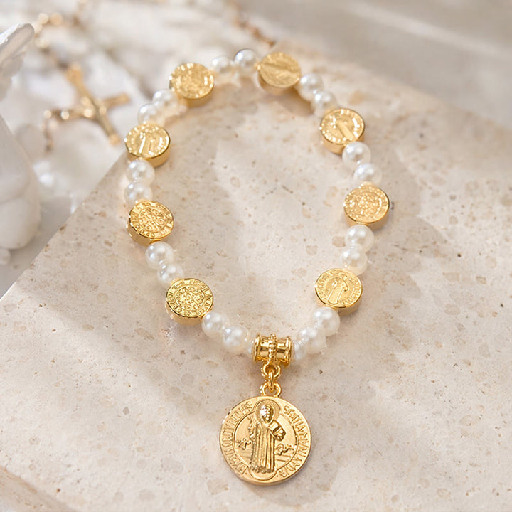 Christianartworkshop Zweifarbiges, graviertes Armband mit St.-Benedikt-Medaille aus elastischen Perlen: Ein Symbol heiligen Schutzes - image 3