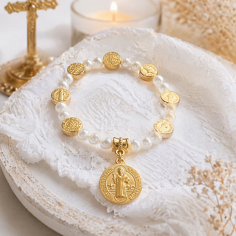 Christianartworkshop Zweifarbiges, graviertes Armband mit St.-Benedikt-Medaille aus elastischen Perlen: Ein Symbol heiligen Schutzes - Golden - image 0