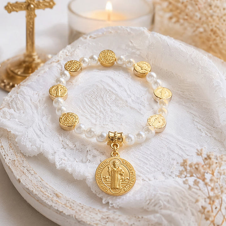 Christianartworkshop Zweifarbiges, graviertes Armband mit St.-Benedikt-Medaille aus elastischen Perlen: Ein Symbol heiligen Schutzes - Golden - image 0
