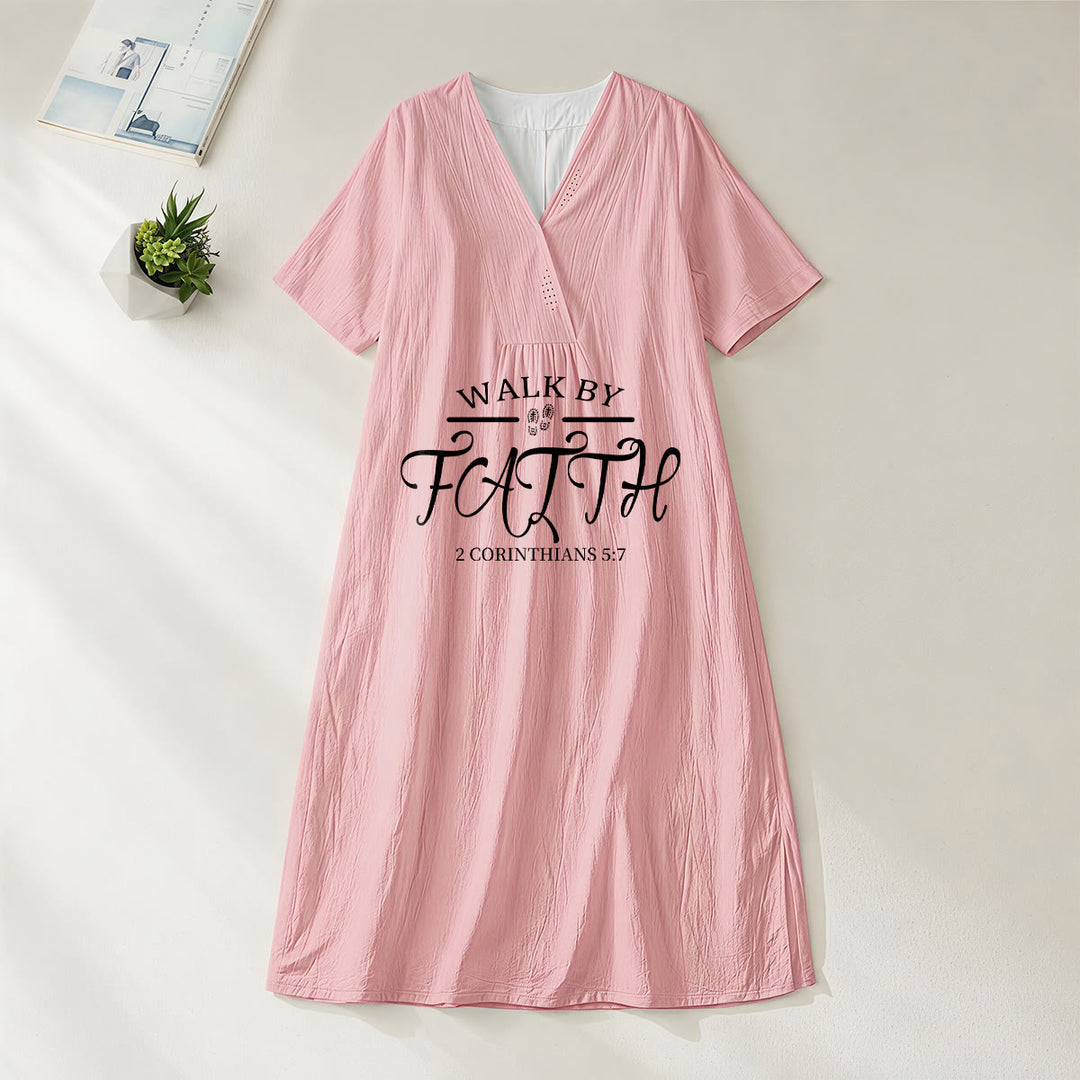 Christianartworkshop „Wandle im Glauben“ 2 Korinther 5:7 Bibelvers-Print V-Ausschnitt Kurzarm-Midikleid - Rosa - 4XL - image 0