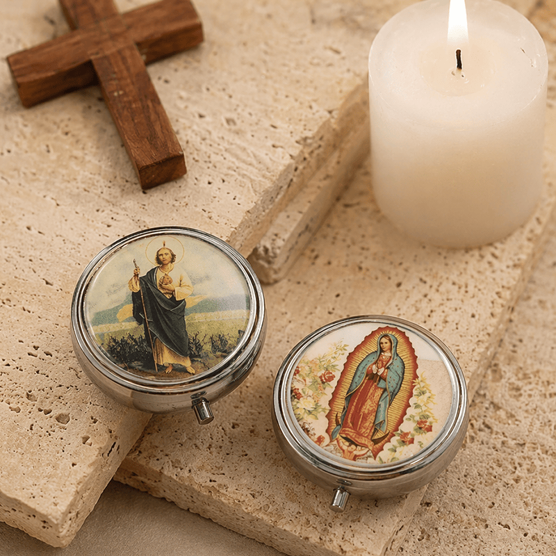 Christianartworkshop Vintage Rosenkranzetui mit Epoxidharz-Deckel und Motiven des Heiligen Judas Thaddäus und Unserer Lieben Frau von Guadalupe: Ein Symbol für heiligen Schutz und tiefen Glauben - image 1